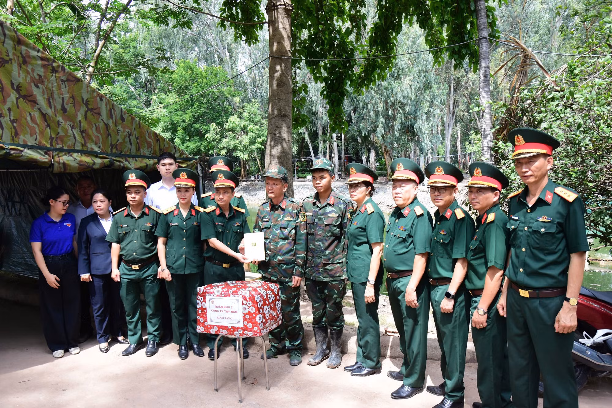 Đoàn công tác Công ty Tây Nam đến thăm, động viên và trao tặng quà cho các lực lượng đang thực hiện nhiệm vụ tại Công viên Lê Thị Riêng.
