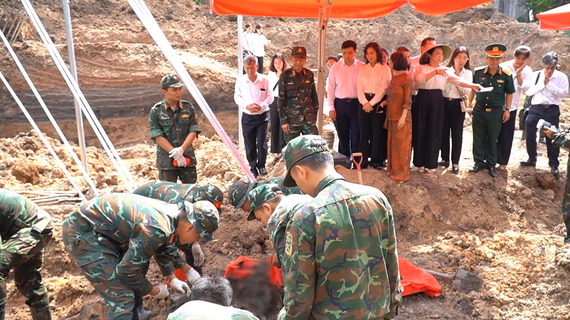 Thứ trưởng Bộ Công thương Phan Thị Thắng cùng đoàn đại biểu dâng hương, dâng hoa tưởng niệm các anh hùng liệt sĩ; thăm, động viên lực lượng đang thực hiện nhiệm vụ tại Công viên Lê Thị Riêng.