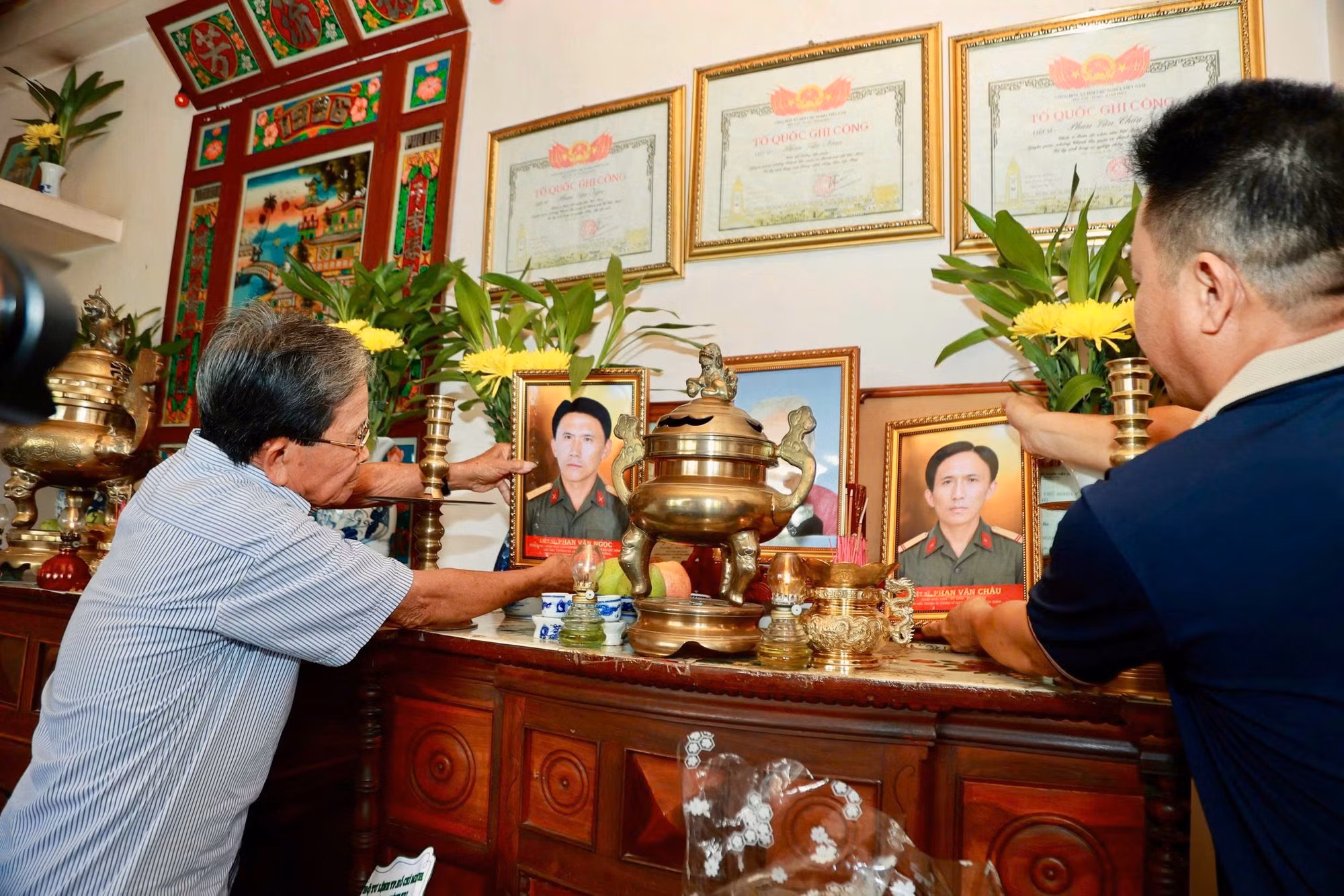 Gia đình đặt di ảnh hai Liệt sĩ trang trọng trên bàn thờ.