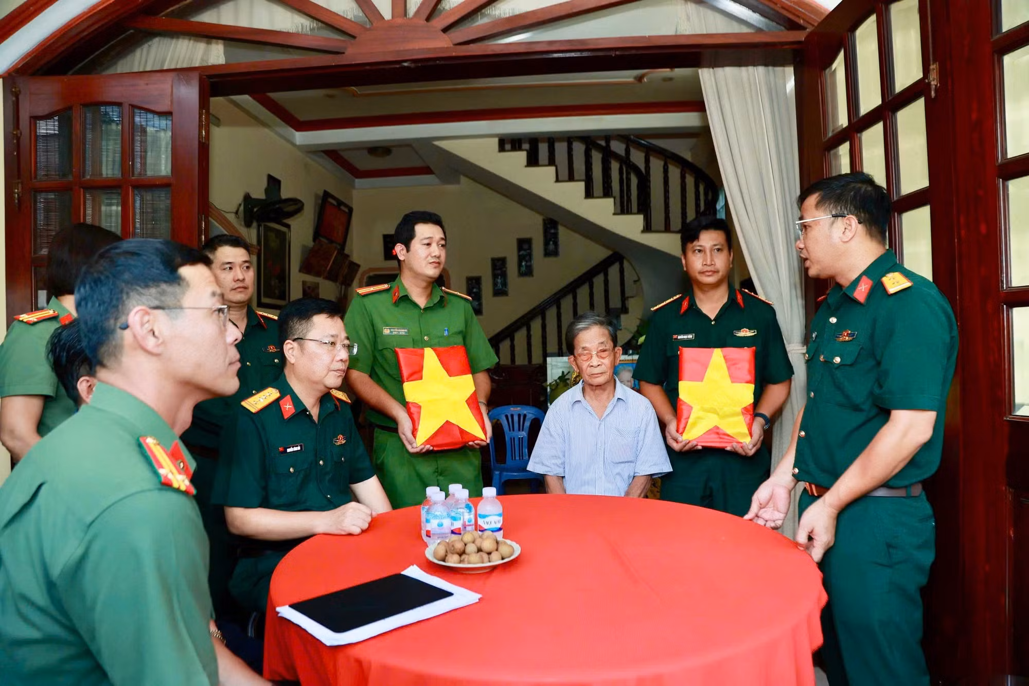 Bộ Tư lệnh TP Hồ Chí Minh và Công an TP Hồ Chí Minh đưa hai bức chân dung được phục dựng của Liệt sĩ Phan Văn Ngọc và Liệt sĩ Phan Văn Châu đến với gia đình Mẹ Việt Nam Anh hùng Huỳnh Thị Tui.
