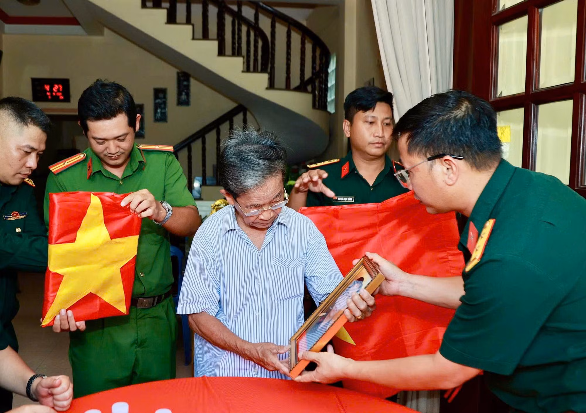 Nước mắt ngày các anh trở về qua những bức di ảnh ảnh 5