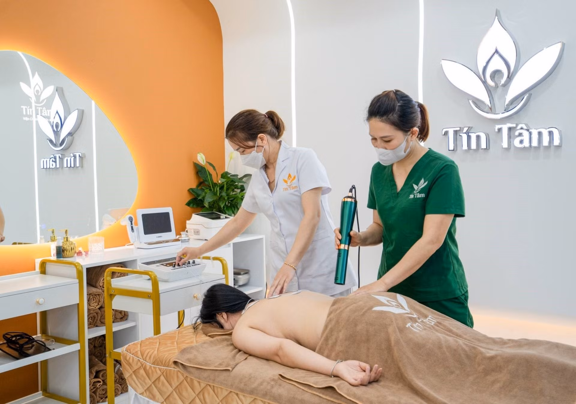 Hộ kinh doanh Trị liệu Tin Tâm bị phạt 80 triệu đồng và đình chỉ hoạt động 18 tháng.