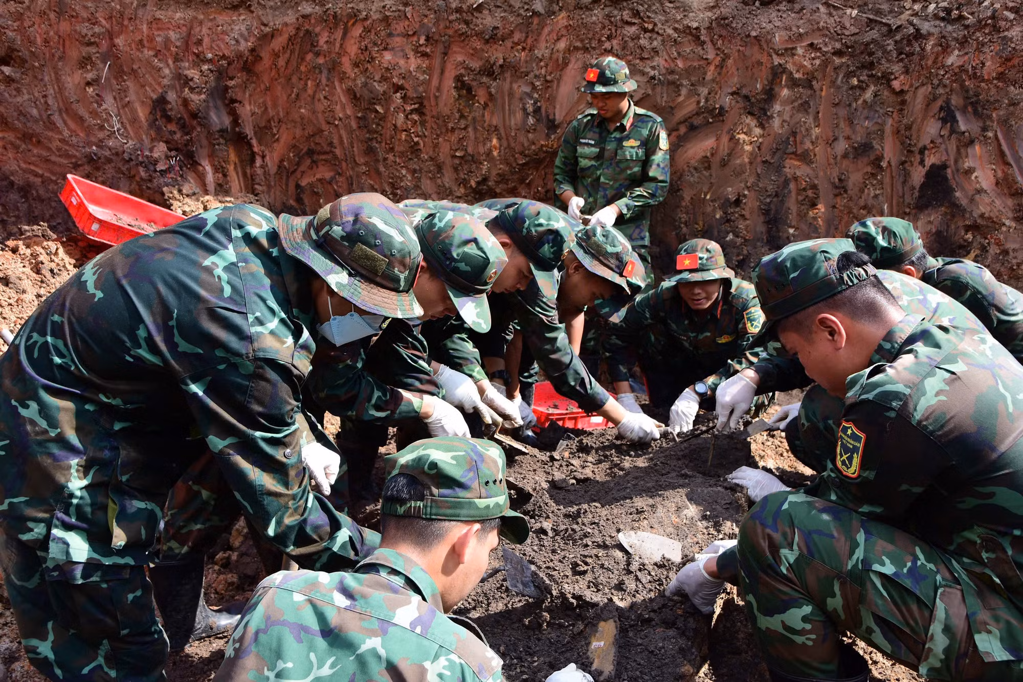 Công tác tìm kiếm, quy tập hài cốt liệt sĩ tại Công viên Lê Thị Riêng đang rất khẩn trương.