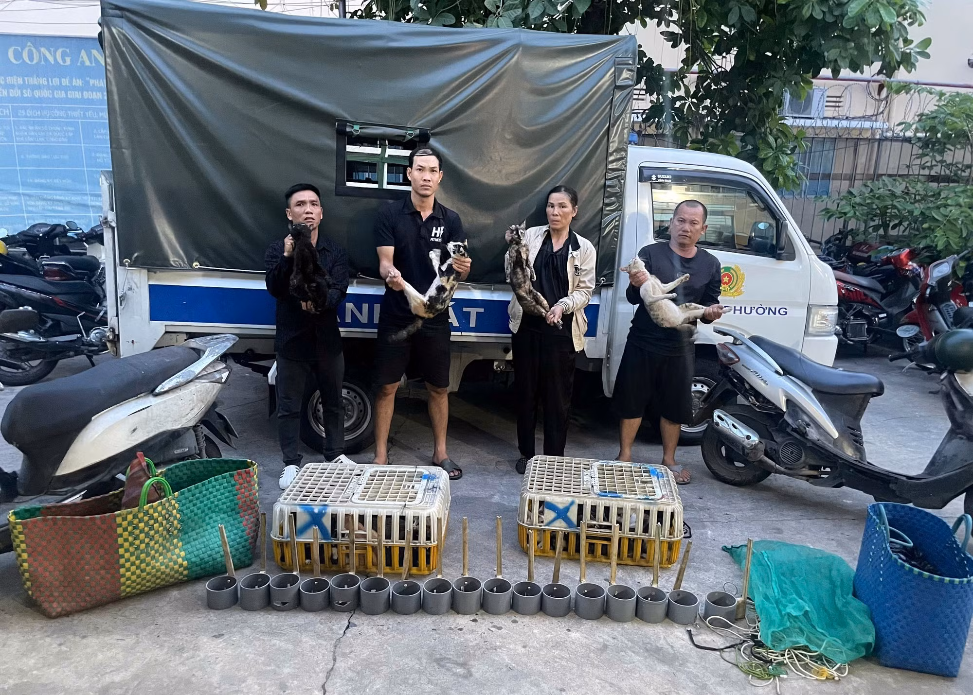 Một số đối tượng cùng tang vật.