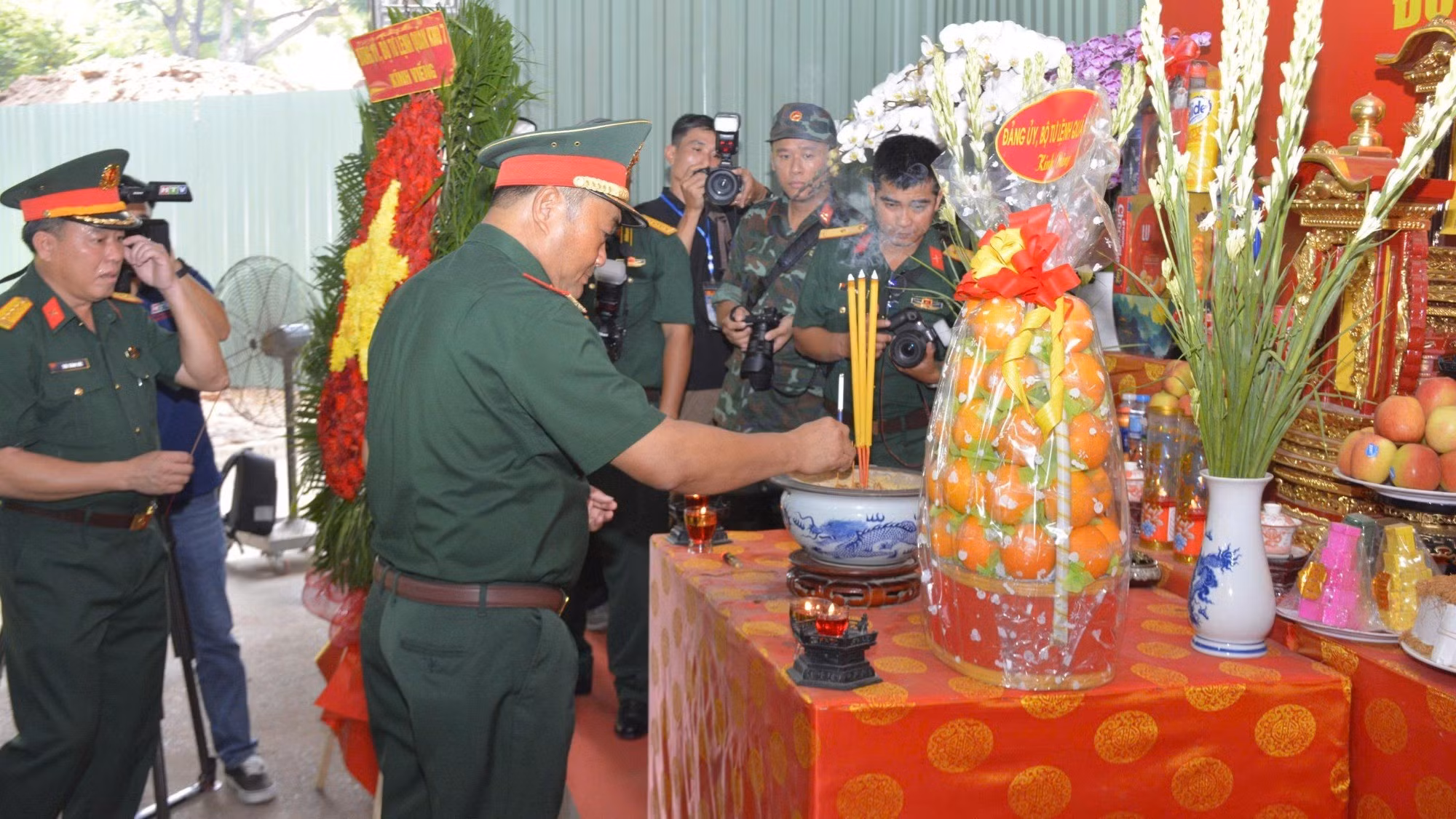 Trung tướng Lê Xuân Thế cùng Đoàn Đại biểu Đảng ủy, Bộ Tư lệnh Quân khu 7 dâng hoa, dâng hương các Anh hùng liệt sĩ tại khu vực tìm kiếm.
