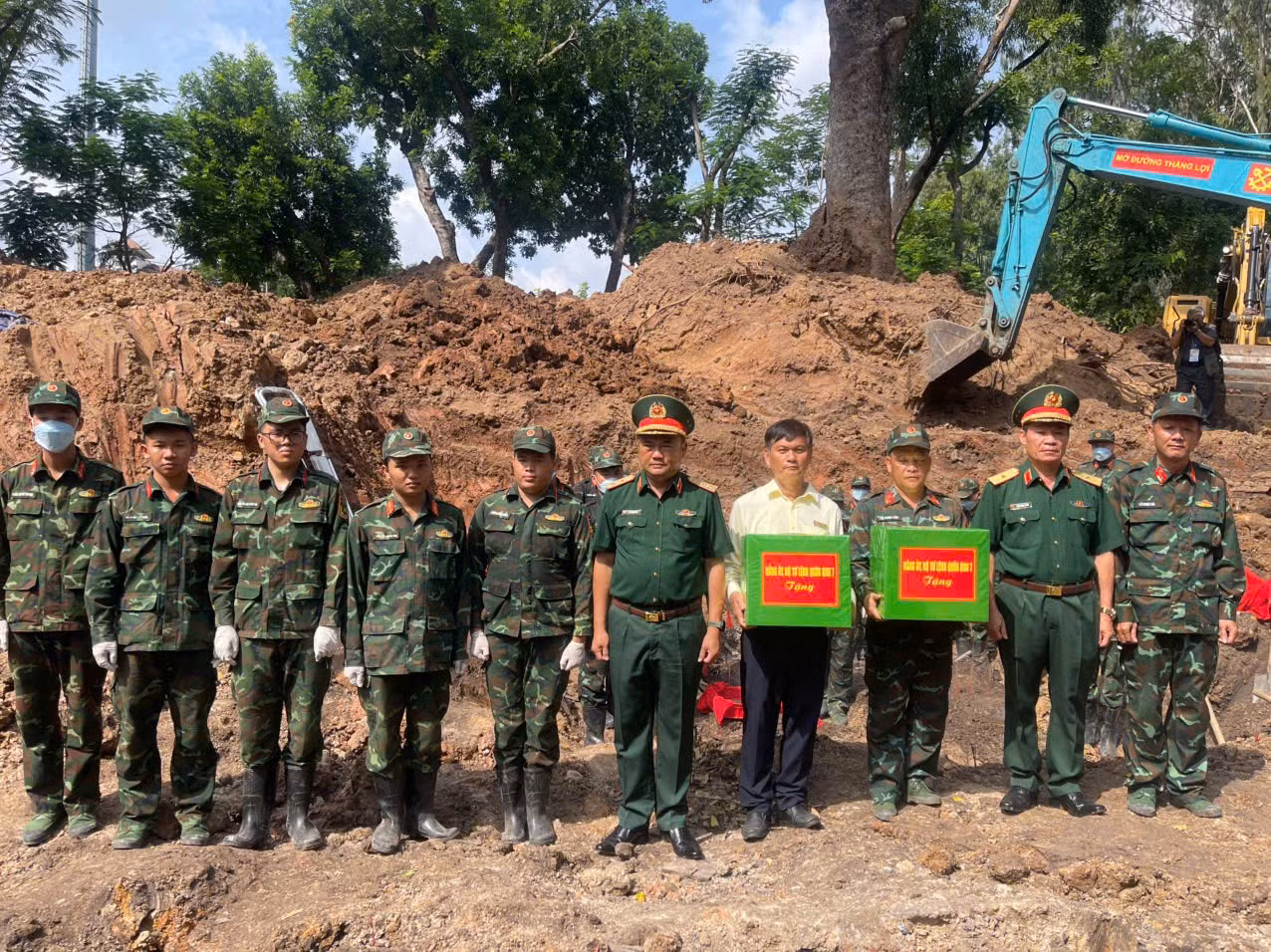 Tư lệnh Quân khu 7 cùng Đoàn đại biểu thăm, tặng quà, động viên các lực lượng đang thực hiện nhiệm vụ tìm kiếm, quy tập hài cốt liệt sĩ.