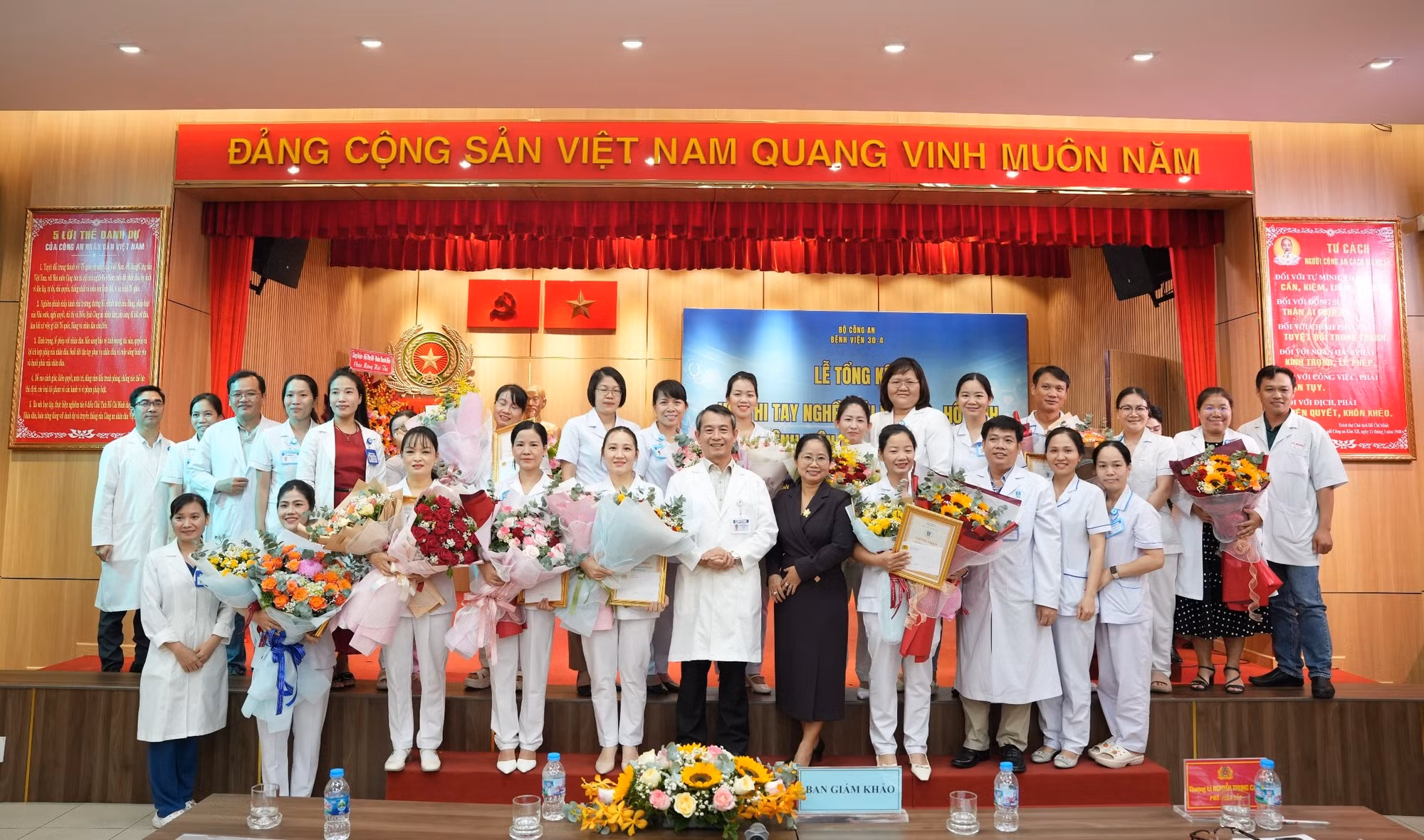 Ban giám đốc Bệnh viện 30-4 và các đại biểu cùng các thí sinh.