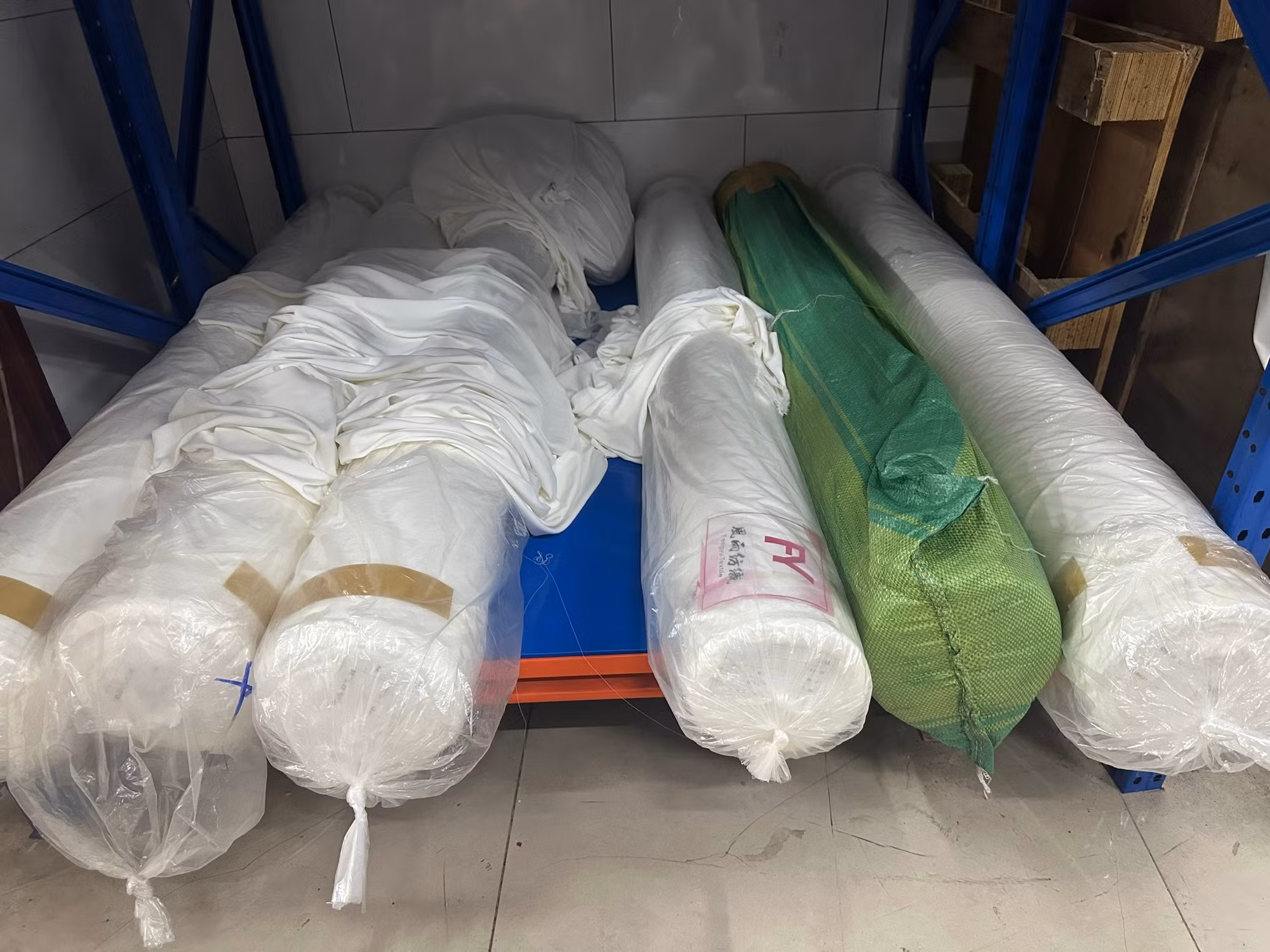 Máy in chuyển nhiệt và máy ép cuộn phục vụ in vải.