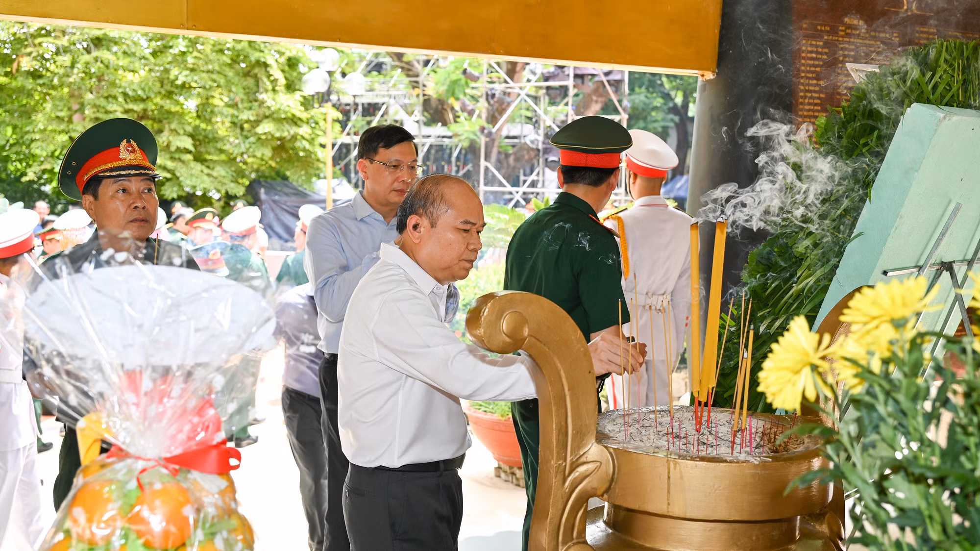 Quân ủy Trung ương dâng hương anh hùng liệt sĩ tại Công viên Lê Thị Riêng ảnh 5