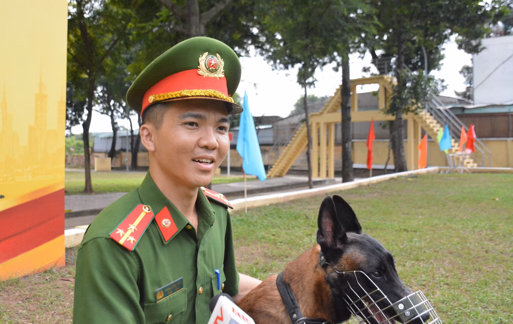 Thượng úy Phan Công Tuấn cùng chú chó nghiệp vụ GO.