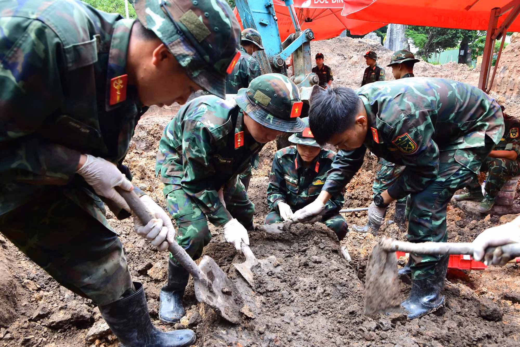 Trong ngày 13/8, lực lượng làm nhiệm vụ phát hiện, quy tập 18 bộ hài cốt liệt sĩ tại Khu B và 12 bộ di vật kèm theo.