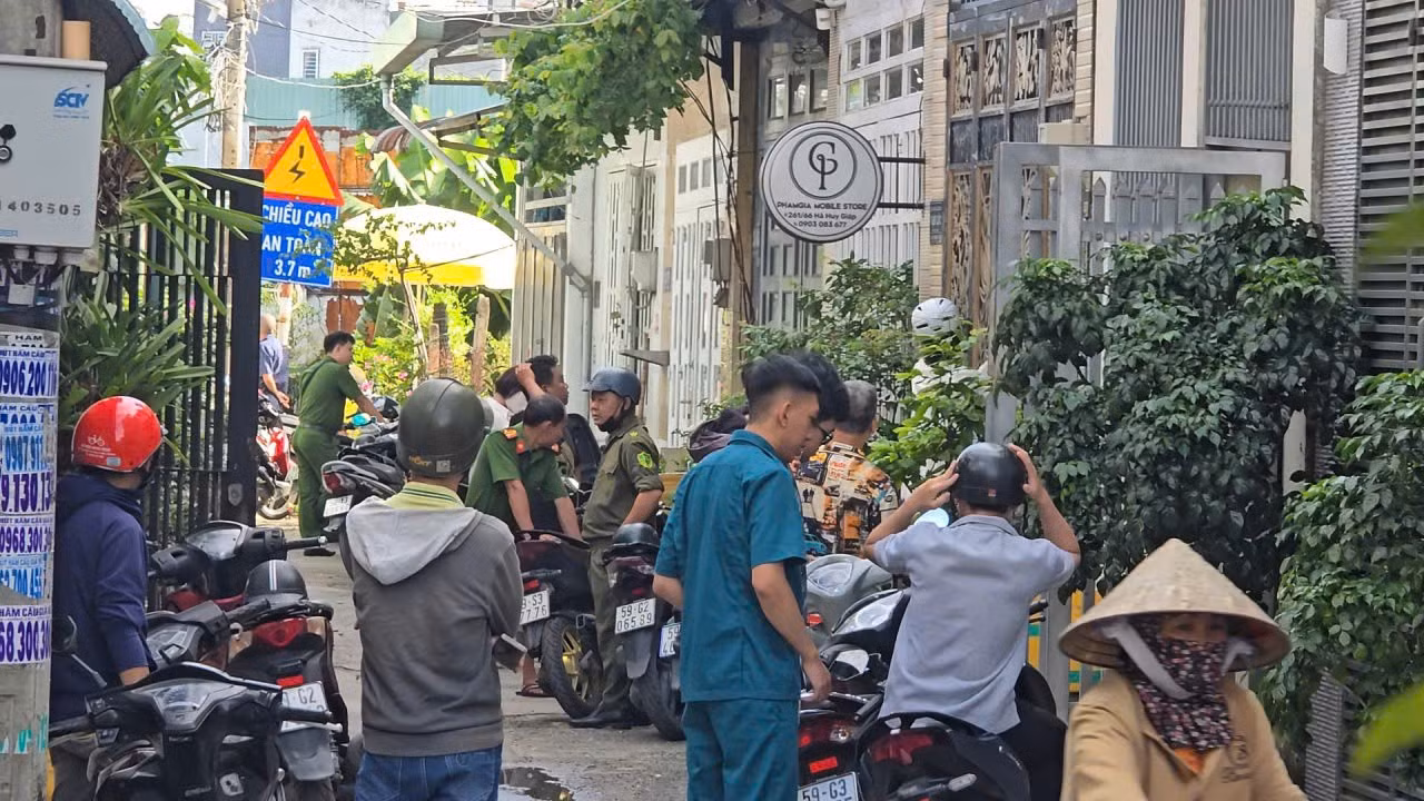 Lực lượng chức năng có mặt tại khu vực hiện trường vụ việc.