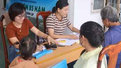 Thầy cô đến tận nhà dân để vận động phụ huynh học sinh đăng ký nhập học cho con trẻ.