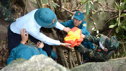 Chính quyền địa phương cùng cán bộ, chiến sĩ Đội K51 tiến hành đưa hài cốt liệt sĩ ra khỏi hang đá (Ảnh Đội K51).