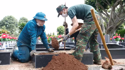 Lấy mẫu hài cốt liệt sĩ tại nghĩa trang lớn nhất tỉnh Đắk Lắk