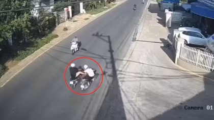 Bị bạn trai của vợ cũ đạp ngã khi đang lưu thông xe trên đường