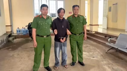 Lực lượng Công an tiến hành di lý đối tượng Nhã về trụ sở xử lý theo quy định.
