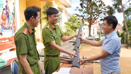 Sau khi được tuyên truyền, vận động, anh Trần Tiến Dũng đã mang khẩu súng đến trụ sở Công an giao nộp.