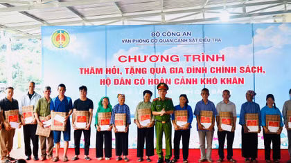 Tặng quà và công trình năng lượng mặt trời cho hộ nghèo ở Cao Bằng