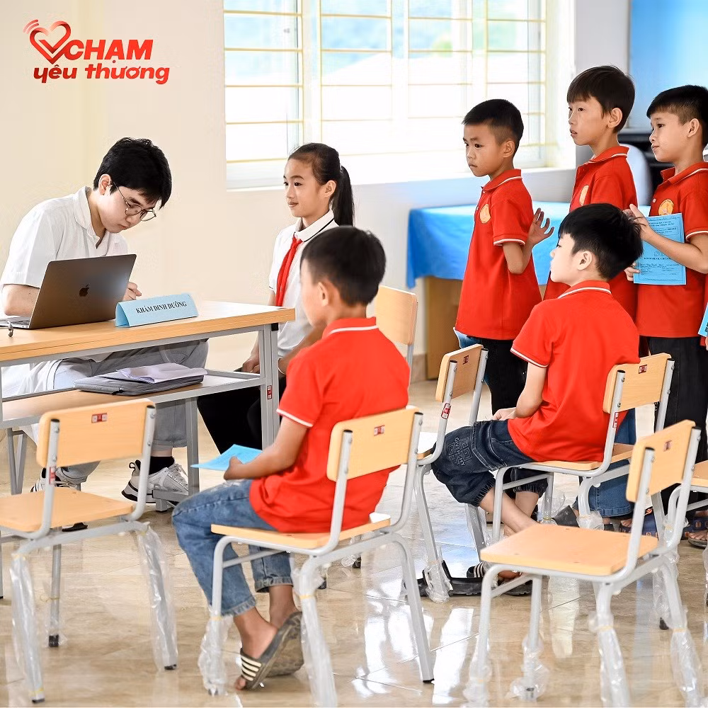 Các em học sinh đã được đoàn bác sĩ Bệnh viện Đại học Y Hà Nội khám sức khỏe tổng quát, tư vấn và cấp phát thuốc theo chỉ định.