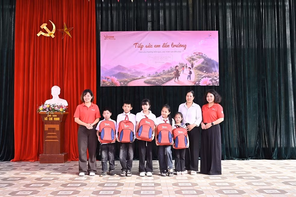 Quỹ Chạm Yêu Thương đã trao tặng gần 300 phần quà bao gồm dụng cụ học tập và các vật dụng thiết yếu tới tận tay các em học sinh.