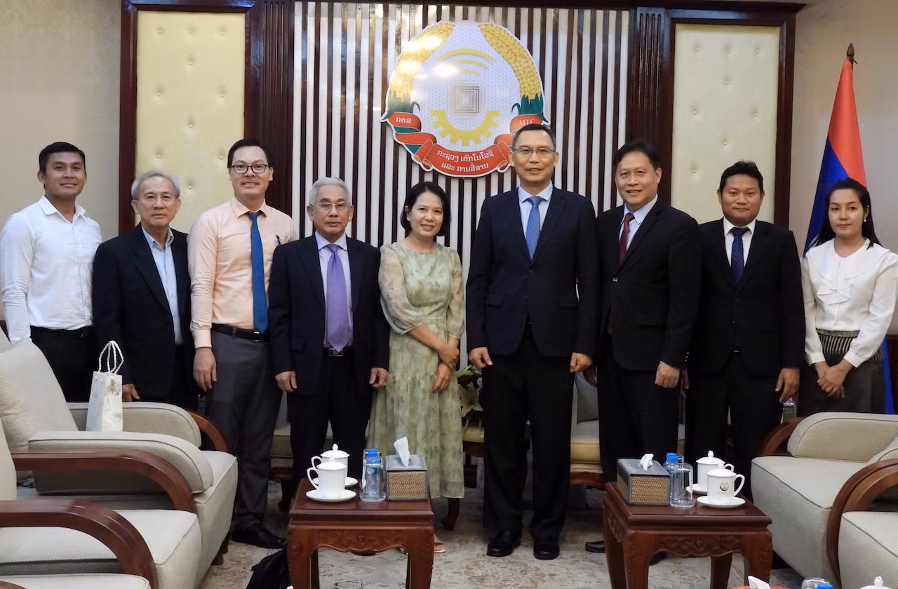 Các đại biểu chụp ảnh lưu niệm tại buổi làm việc với Bộ Công nghệ và Truyền thông Lào.
