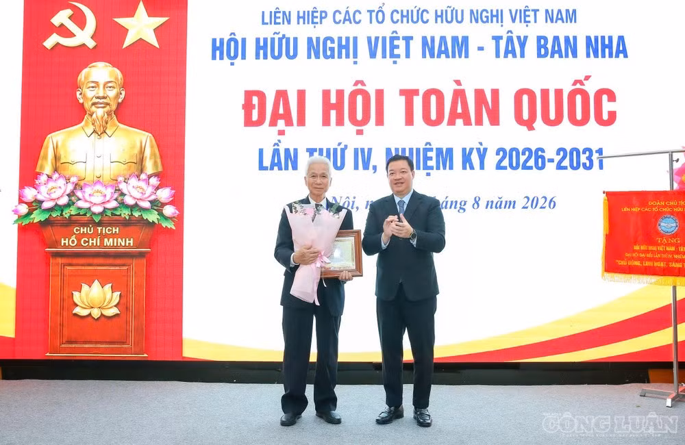 Nhà báo lão thành Lê Quốc Trung được trao Kỷ niệm chương "Vì hòa bình, hữu nghị giữa các dân tộc" tại Đại hội.