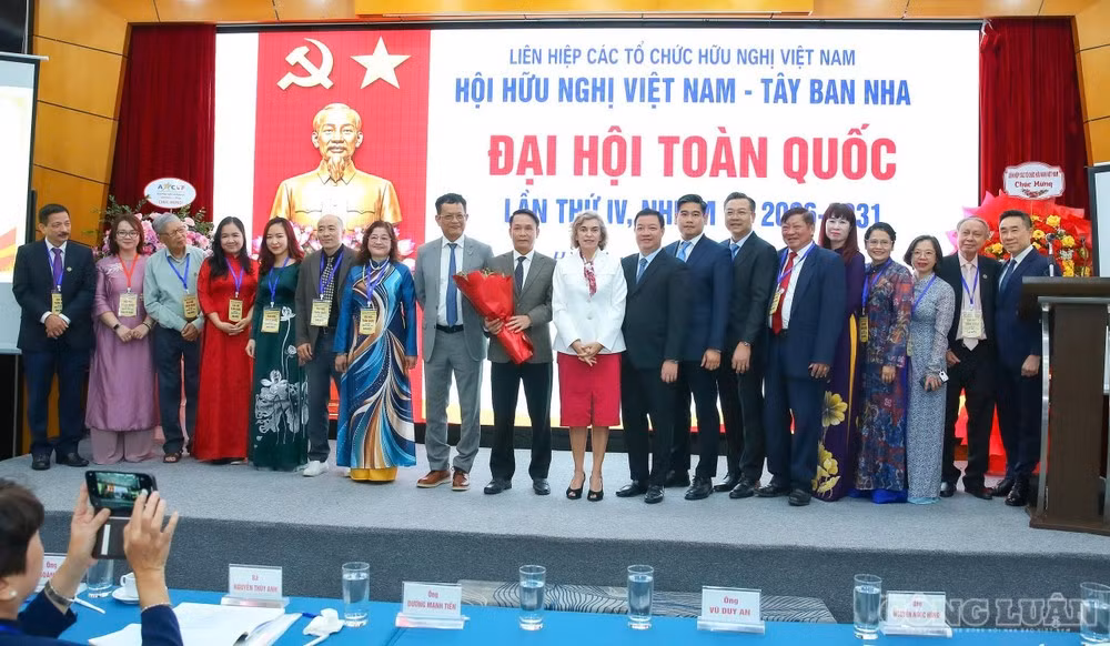 Đại sứ Tây Ban Nha và lãnh đạo Liên hiệp các tổ chức hữu nghị Việt Nam tặng hoa chúc mừng và chụp ảnh lưu niệm cùng Ban Chấp hành mới.