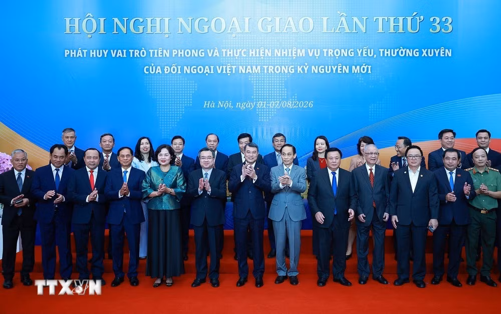 Thủ tướng Lê Minh Hưng với các đại biểu dự Phiên toàn thể Hội nghị Ngoại giao lần thứ 33.