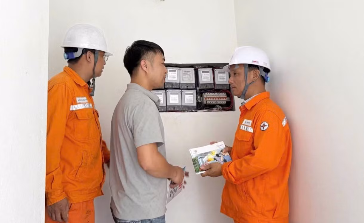 Nhân viên Công ty Điện lực Hưng Yên tuyên truyền, hướng dẫn khách hàng sử dụng điện an toàn, góp phần phòng tránh các nguy cơ mất an toàn điện trong mùa mưa bão.