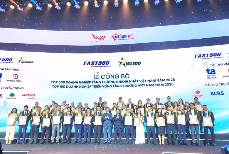 Ông Võ Thế Phiệt - Giám đốc Văn phòng đại diện Phục Hưng Holdings tại miền Nam (hàng trên, thứ nhất từ phải sang) cùng đại diện các doanh nghiệp nhận chứng nhận “Top 500 Doanh nghiệp tăng trưởng nhanh nhất Việt Nam năm 2026”.