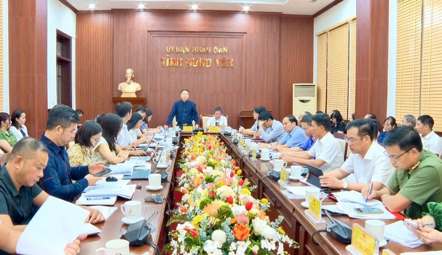 Các đại biểu tham dự buổi làm việc.