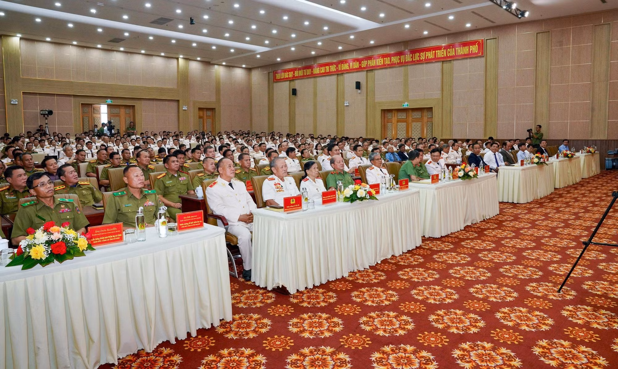dai-bieu.jpg