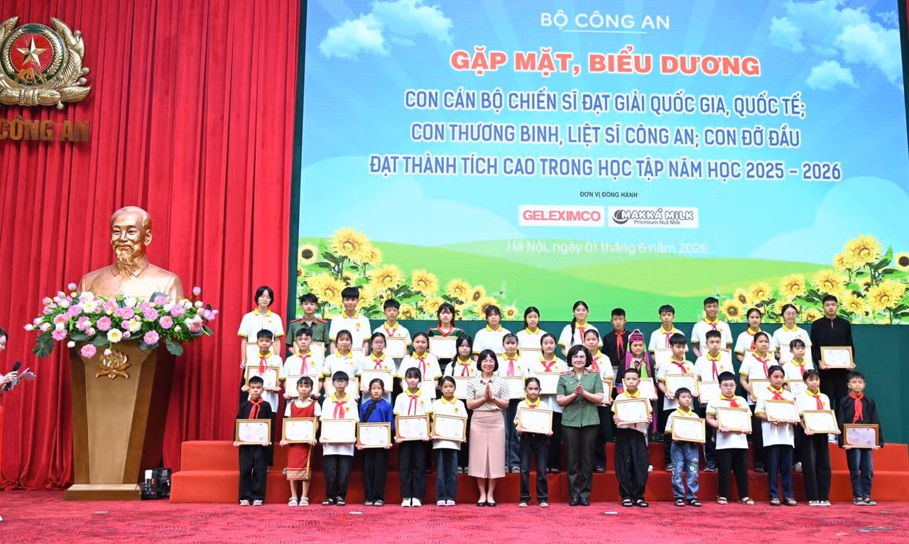 Thiếu tướng Ngô Hoài Thu và đồng chí Trần Thị Bích Loan, Phó Cục trưởng Cục Bà Mẹ trẻ em Cục Y tế trao Thư khen biểu dương các con đỡ đầu của phụ nữ Công an các cấp học giỏi.