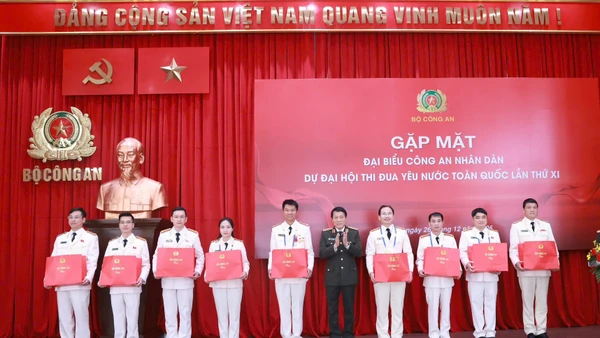 Bộ trưởng Lương Tam Quang gặp mặt đại biểu CAND dự Đại hội Thi đua yêu nước toàn quốc lần thứ XI