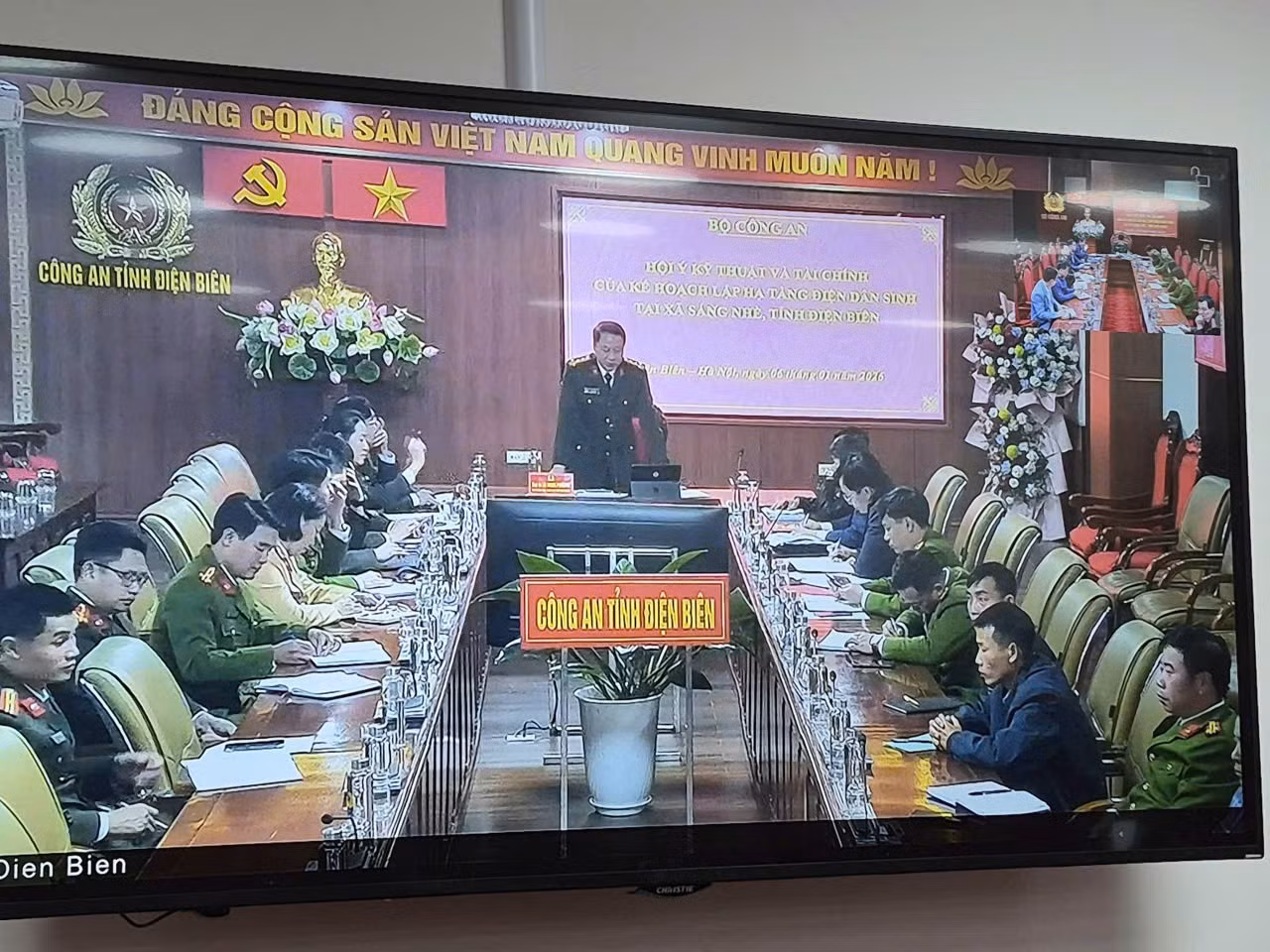 Bộ Công an khẩn trương đưa điện về với bà con vùng đồng bào biên giới khó khăn xã Sáng Nhè -0