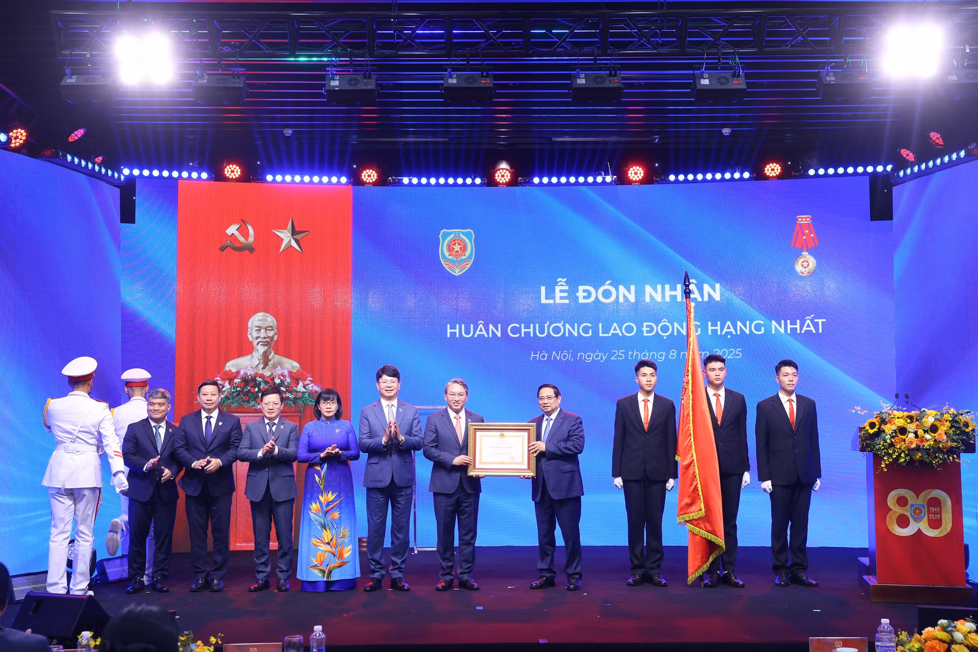 thủ tướng phạm minh chính trao huân chương lao động hạng nhất cho ngành tư pháp.jpg -0
