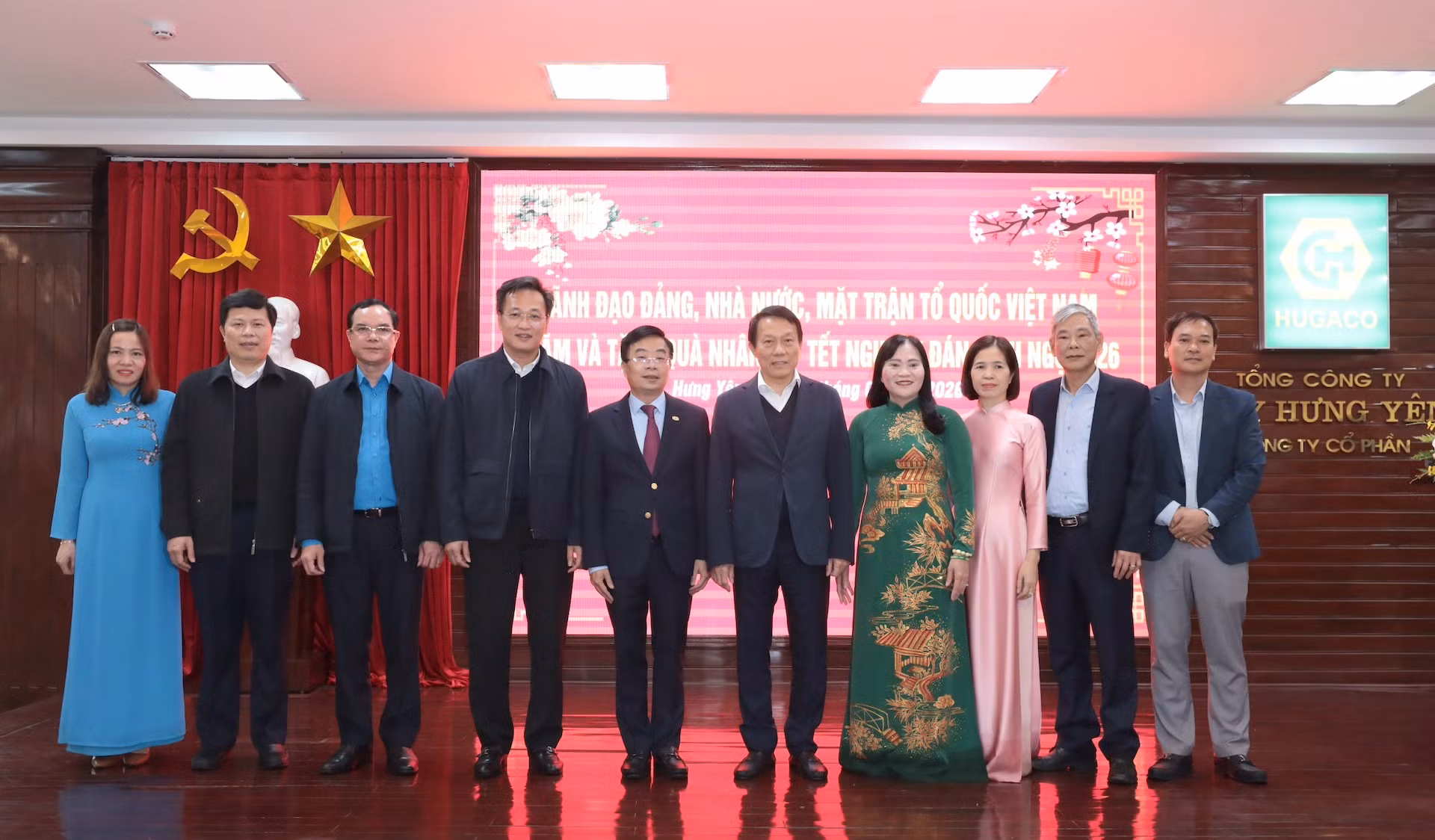 Đại tướng Lương Tam Quang thăm, tặng quà hộ nghèo, người lao động tỉnh Hưng Yên -2