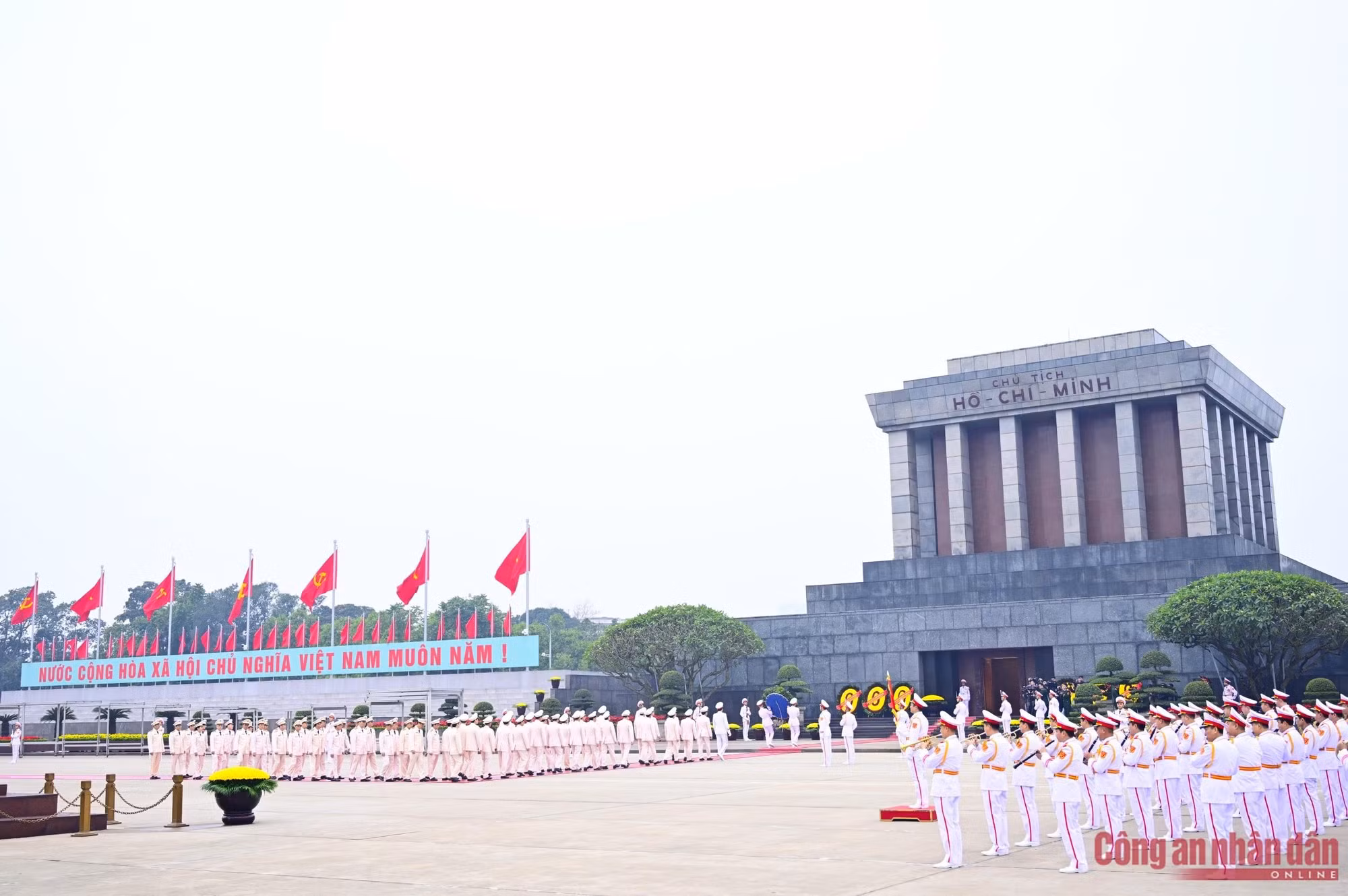 Lãnh đạo Đảng, Nhà nước vào Lăng viếng Bác nhân kỷ niệm 96 năm Ngày thành lập Đảng -0