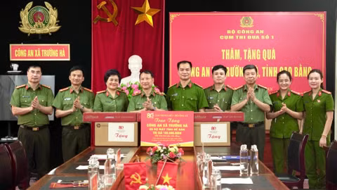 Cụm thi đua số 1, Bộ Công an trao quà an sinh xã hội tại xã Trường Hà, tỉnh Cao Bằng