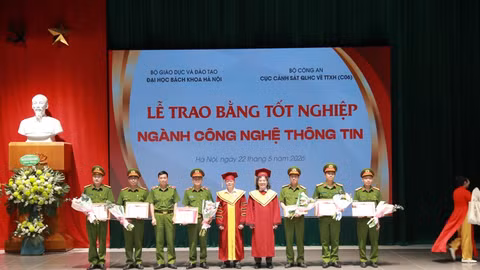 Trao bằng tốt nghiệp ngành Công nghệ thông tin cho cán bộ chiến sĩ trực tiếp vận hành Đề án 06