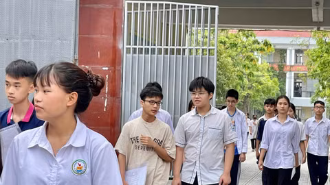 Học sinh Hà Nội thi môn đầu tiên, phụ huynh thấp thỏm chờ con trước cổng trường