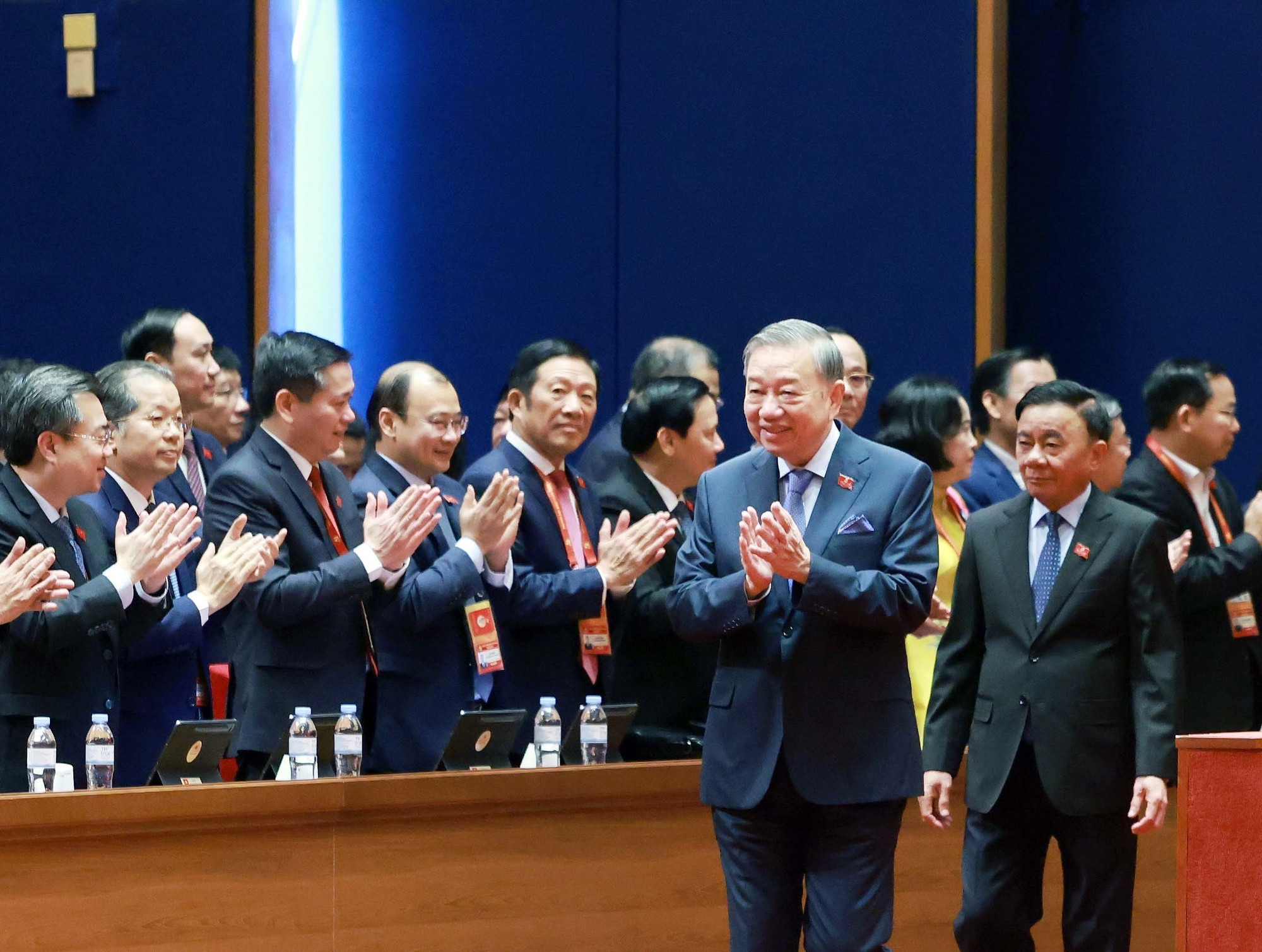 Các đại biểu thảo luận tại hội trường về các văn kiện Đại hội XIV -0