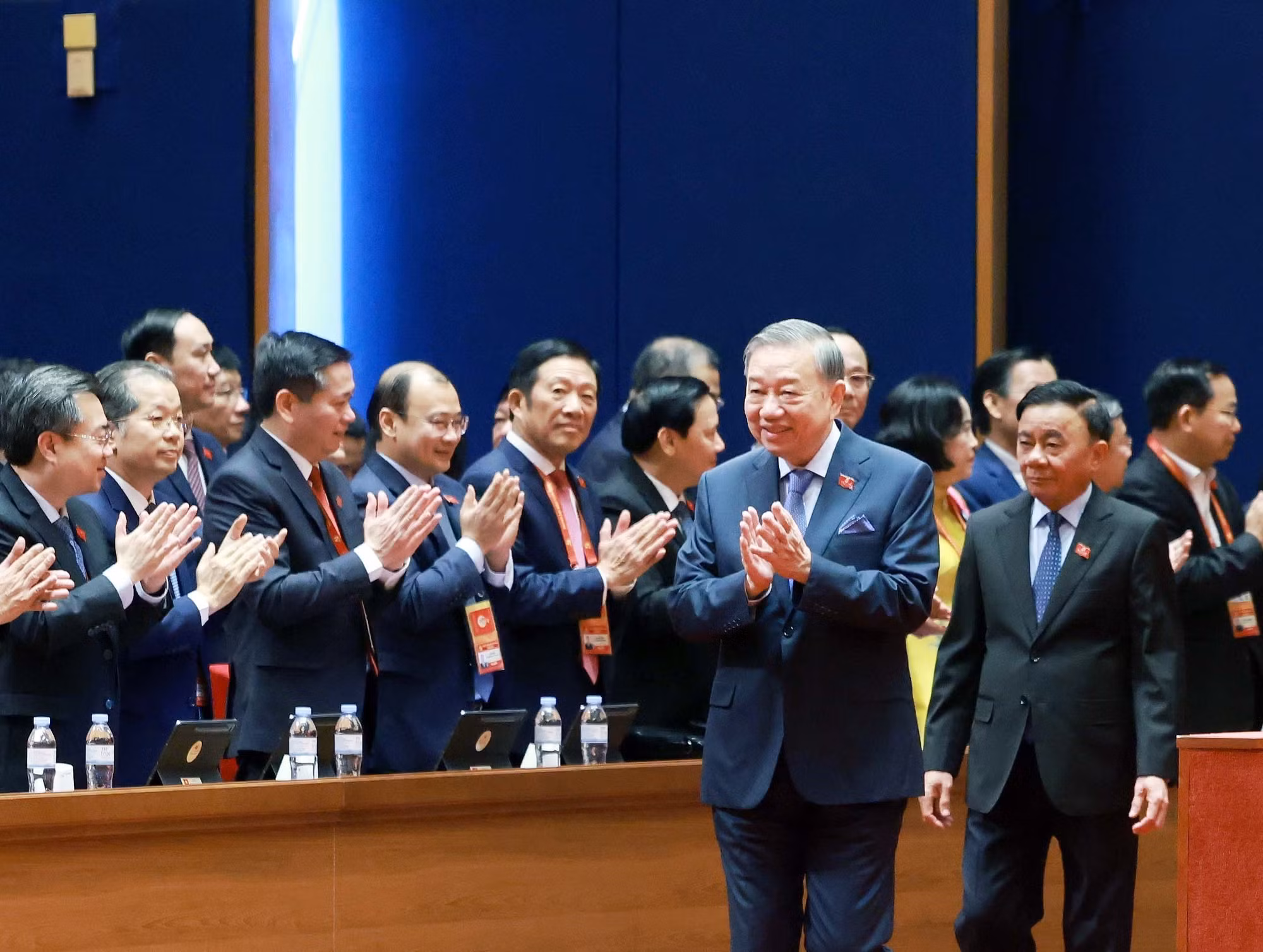 Các đại biểu thảo luận tại hội trường về các văn kiện Đại hội XIV -0