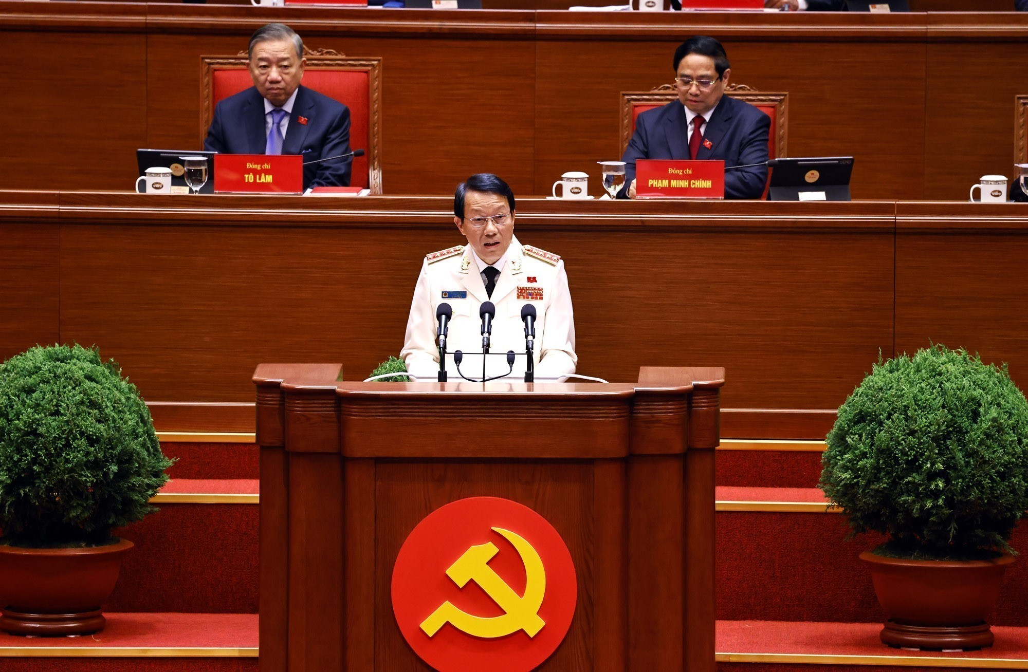 Các đại biểu thảo luận tại hội trường về các văn kiện Đại hội XIV -0