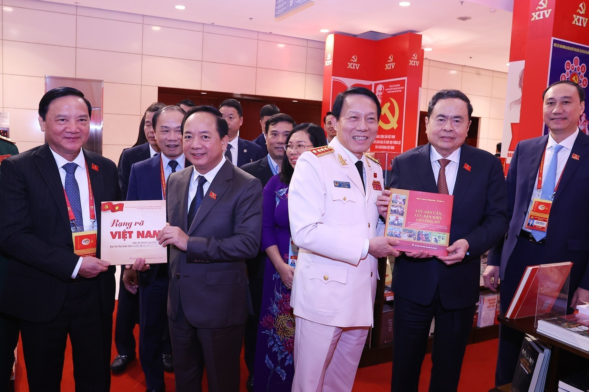 Chủ tịch Quốc hội tham quan Trưng bày sách, báo chào mừng Đại hội XIV của Đảng -0