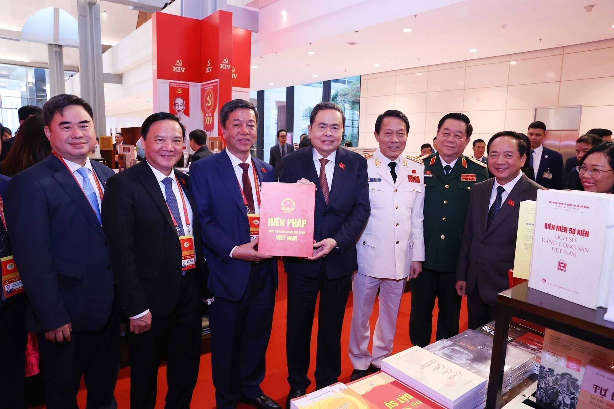 Chủ tịch Quốc hội tham quan Trưng bày sách, báo chào mừng Đại hội XIV của Đảng -0