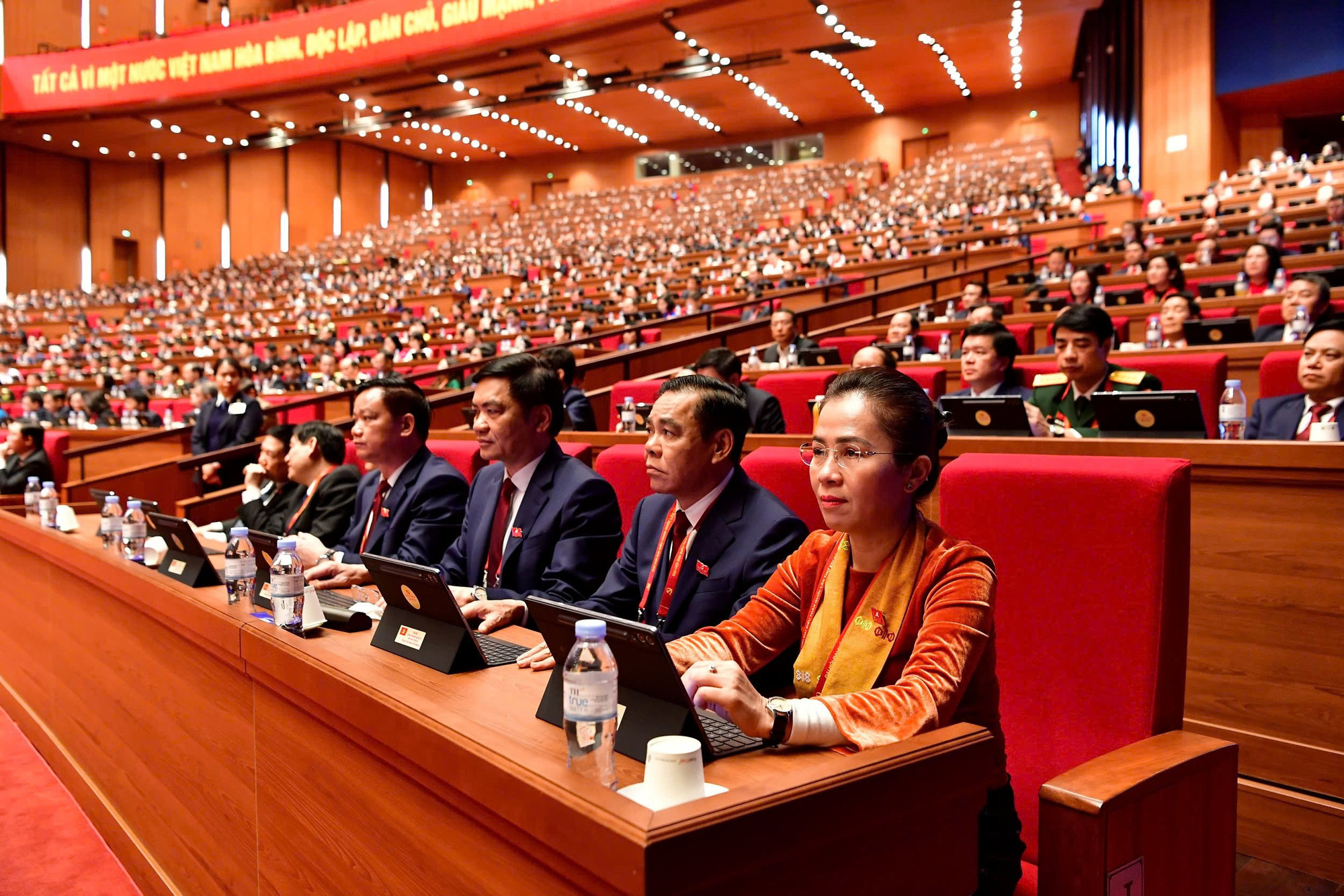 Các đại biểu thảo luận tại hội trường về các văn kiện Đại hội XIV -1