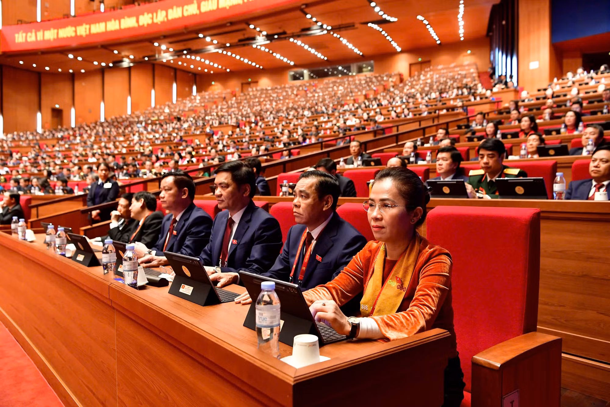 Các đại biểu thảo luận tại hội trường về các văn kiện Đại hội XIV -1