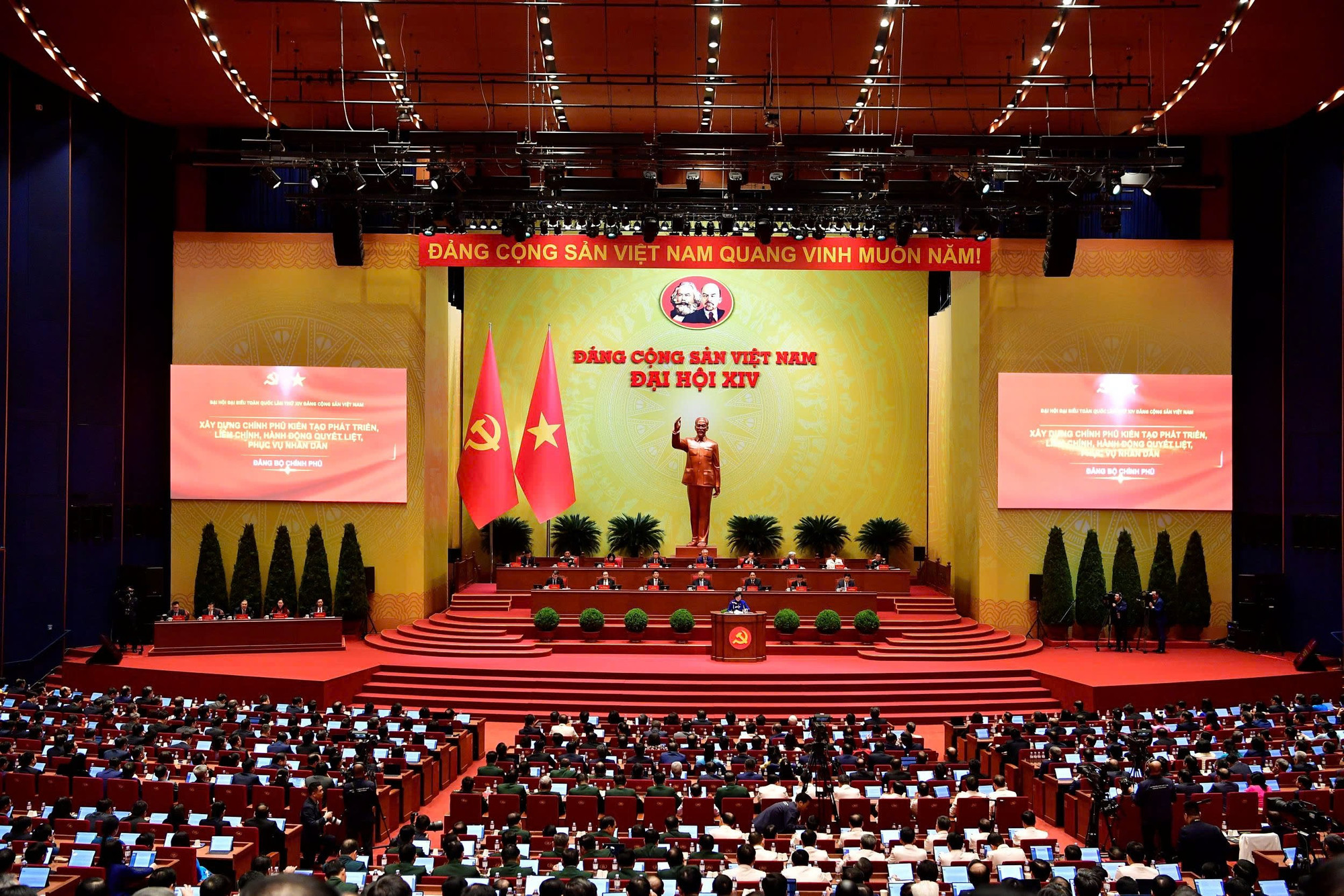 Các đại biểu thảo luận tại hội trường về các văn kiện Đại hội XIV -2